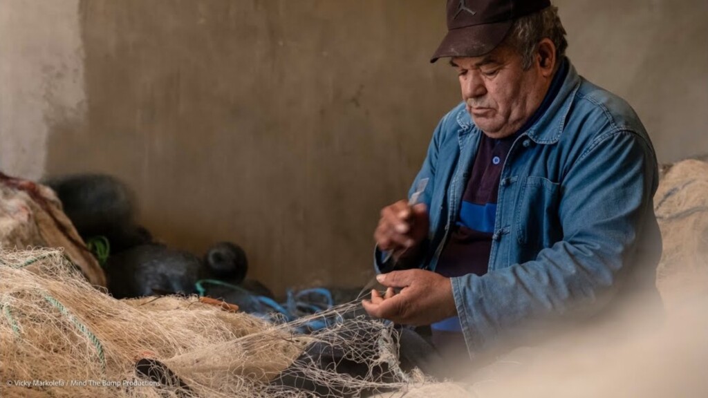 fisher repearing fishing net